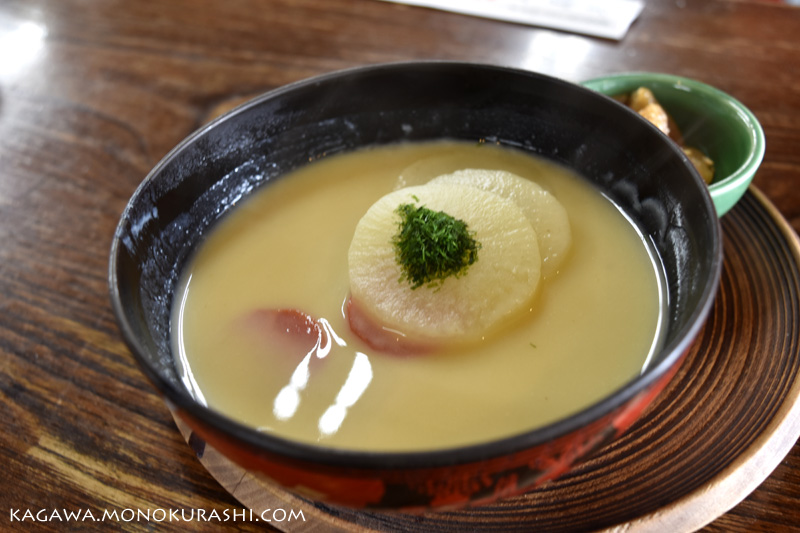 栗林公園内にある花園亭のあんもち雑煮