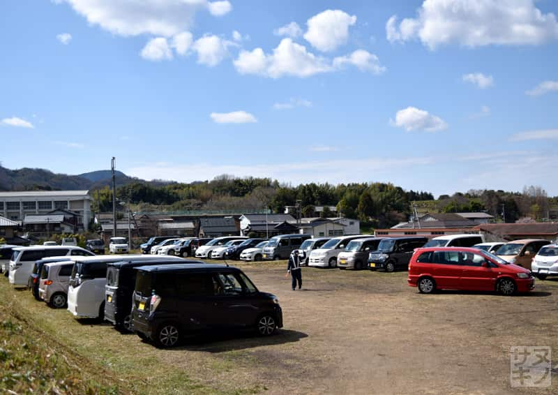 綾川町西分 堀池のしだれ桜の駐車場