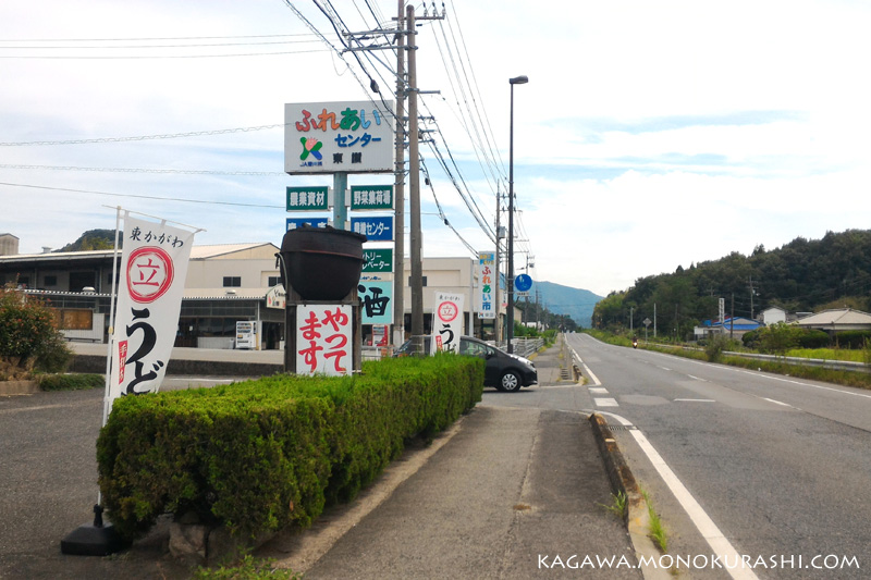 マルタツ手打ちうどんは道路端の古い釜が目印