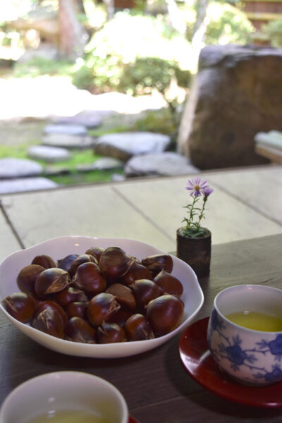 最明寺でのお接待。お茶と茹で栗